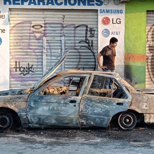 Video: Por corto circuito, arde taxi en Cancún hasta consumirse