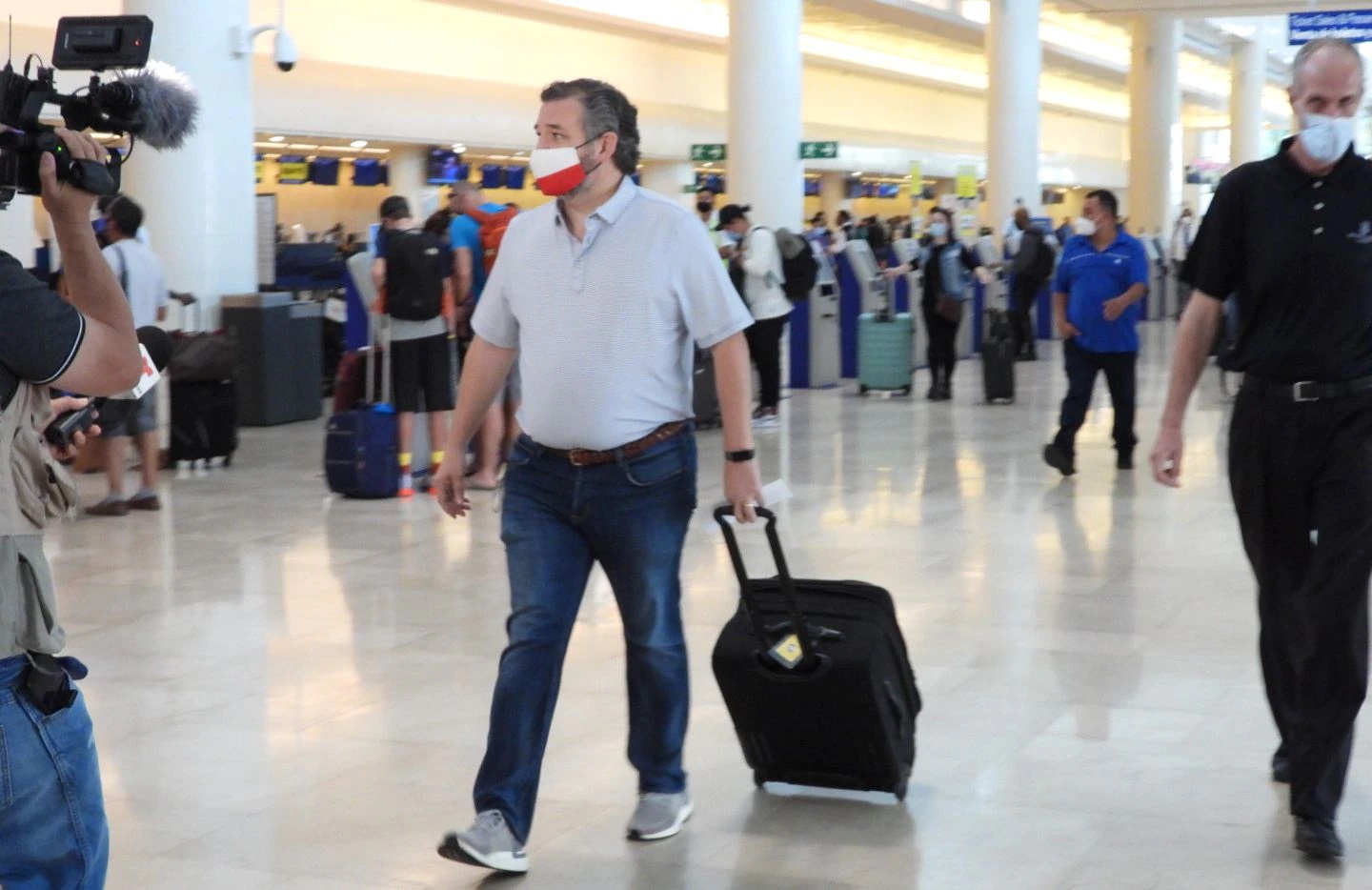 Ted Cruz en su viaje a Cancún, huyendo junto con su familia de la crisis energética en Texas.