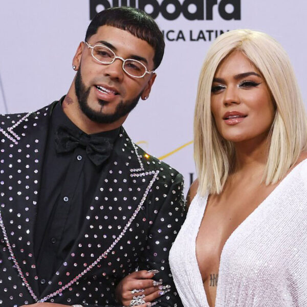 VIDEO: Anuel AA se quita tatuaje que tenía de Karol G