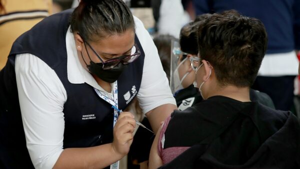 Revisa el gobierno opción de vacunar a menores de 14 años: AMLO