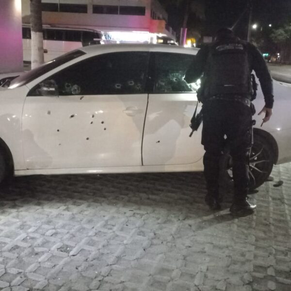 Rafaguean auto en la zona de bares de la avenida Kabah.