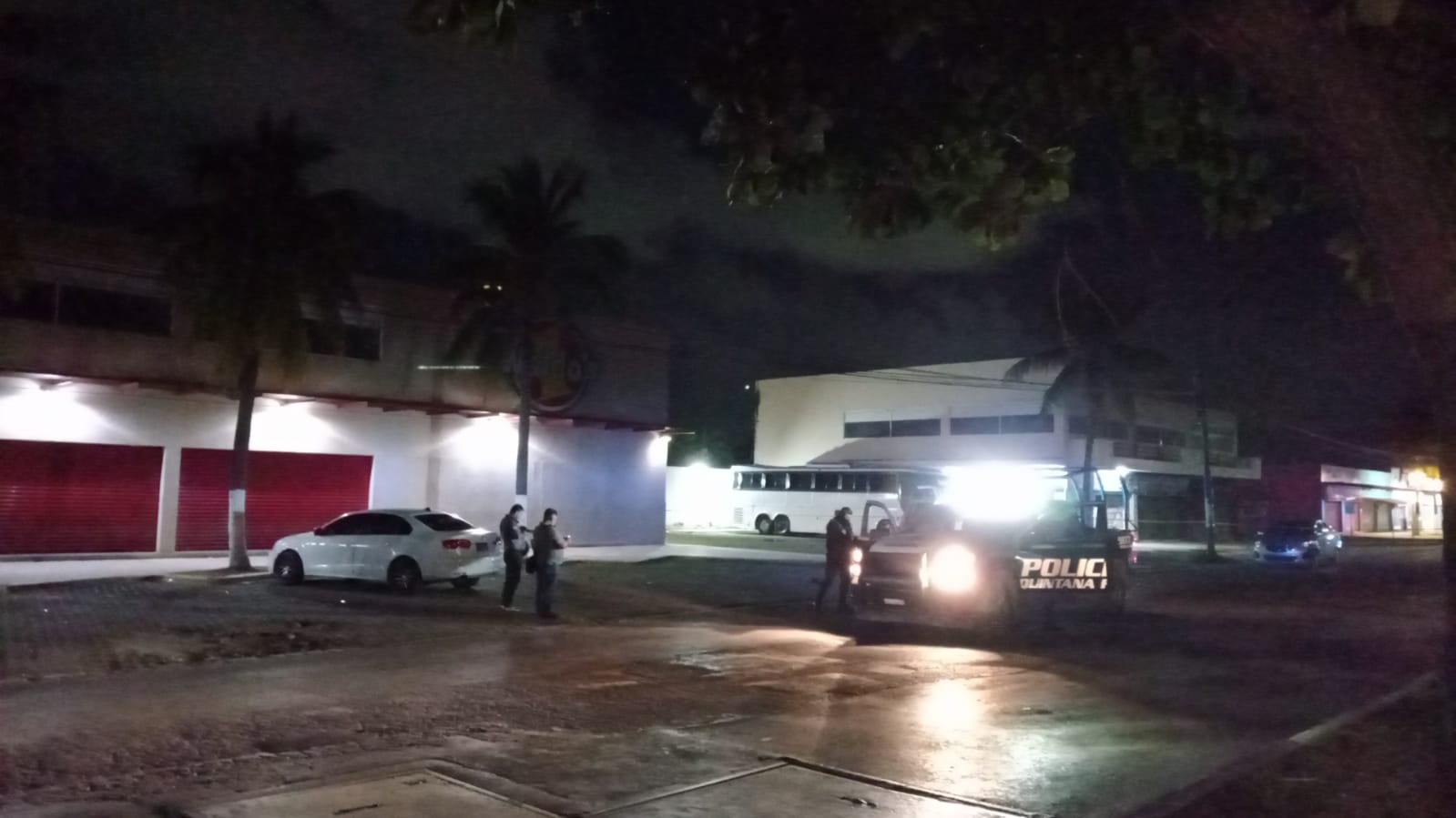 Rafaguean auto en la zona de bares de la avenida Kabah; un Jetta recibió al menos 20 impactos de bala de grueso calibre y no hubo heridos.