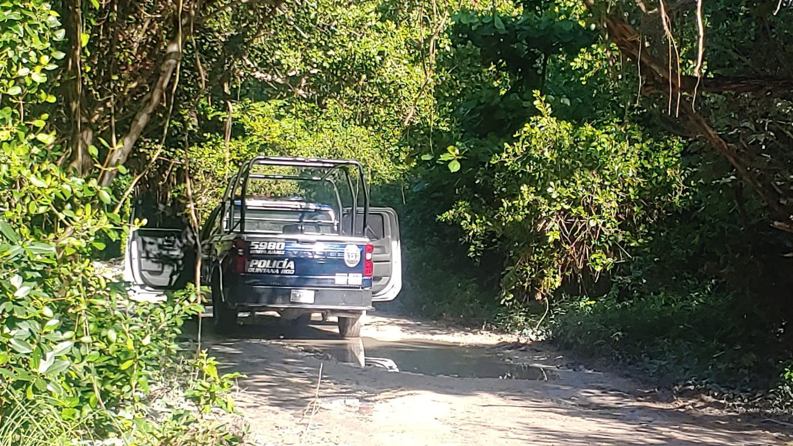 Hallan a un ejecutado por la entrada a la Laguna Manatí (VIDEO); se trata de un sujeto que presenta varios impactos de bala.