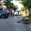 Aparatoso choque en la avenida Sunyaxchen; un motociclista lesionado (VIDEO).