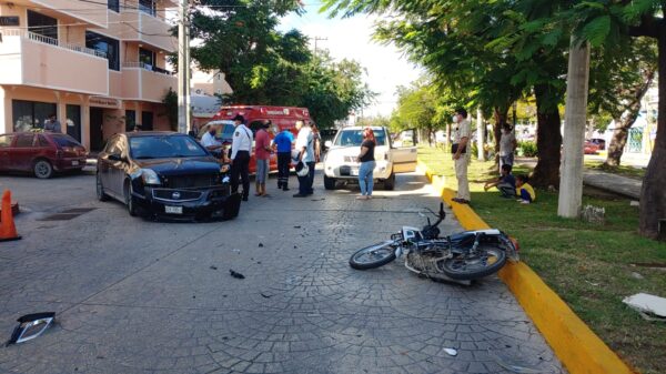 Aparatoso choque en la avenida Sunyaxchen; un motociclista lesionado (VIDEO).