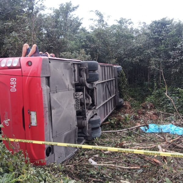 Detienen a chofer de camión volcado en carretera Cancún-Mérida.