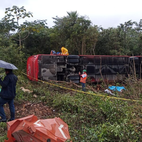 Al menos 6 muertos al volcar autobús en la autopista Mérida-Cancún; al parecer el conductor trató de evitar chocar contra un volquete.