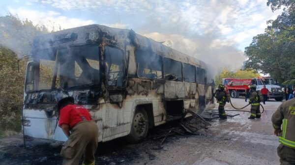 Se incendia autobús en la Zona Hotelera de Cancún.