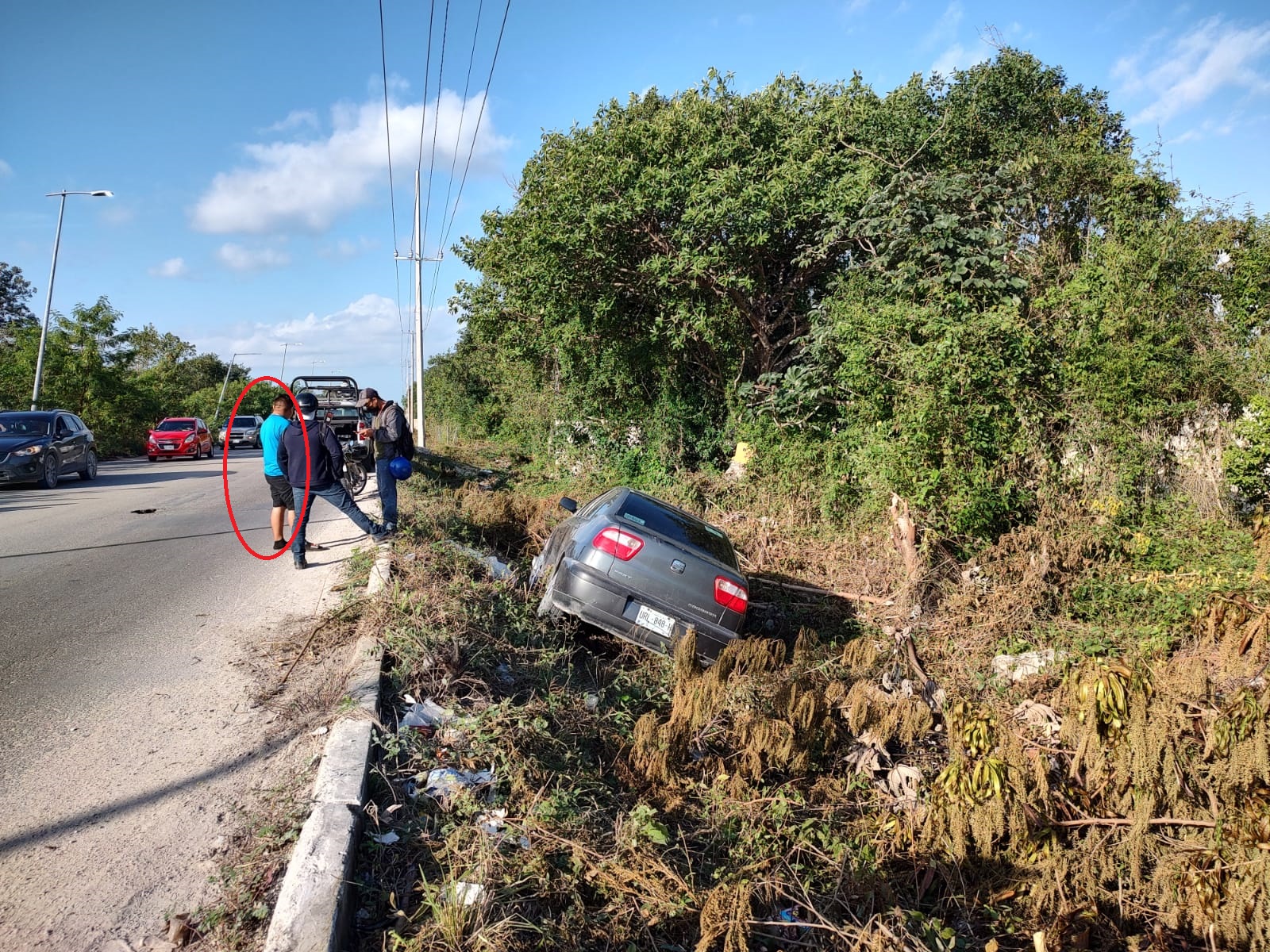Desvelado conductor se sale del Arco Vial a la altura de la Sm 247; en un “pestañazo” perdió el control del volante hacia su derecha y termina en la maleza.
