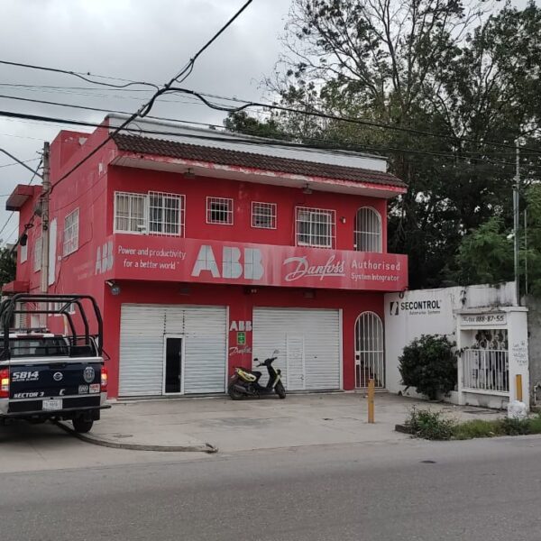 Se llevan 150 mil y un vehículo en robo armado a negocio.