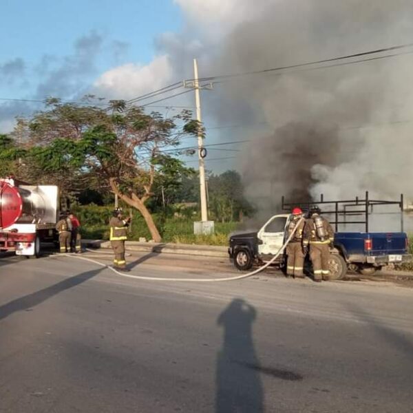 Se incendia camioneta sobre la avenida López Portillo.