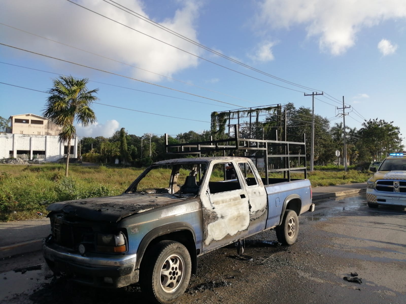 Se incendia camioneta sobre la avenida López Portillo; todo indica que la unidad sufrió un cortocircuito cuando transitaba a la altura de la Plaza 21.