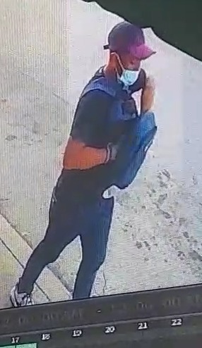 Cámara graba a pistolero que disparó contra mujer en tortería de Cancún; se trata de un sujeto joven que escondía el arma de fuego en una mochila.