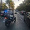 Derrapa motociclista al evitar chocar en la Zona Hotelera de Cancún.