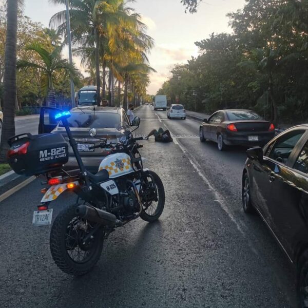 Derrapa motociclista al evitar chocar en la Zona Hotelera de Cancún.