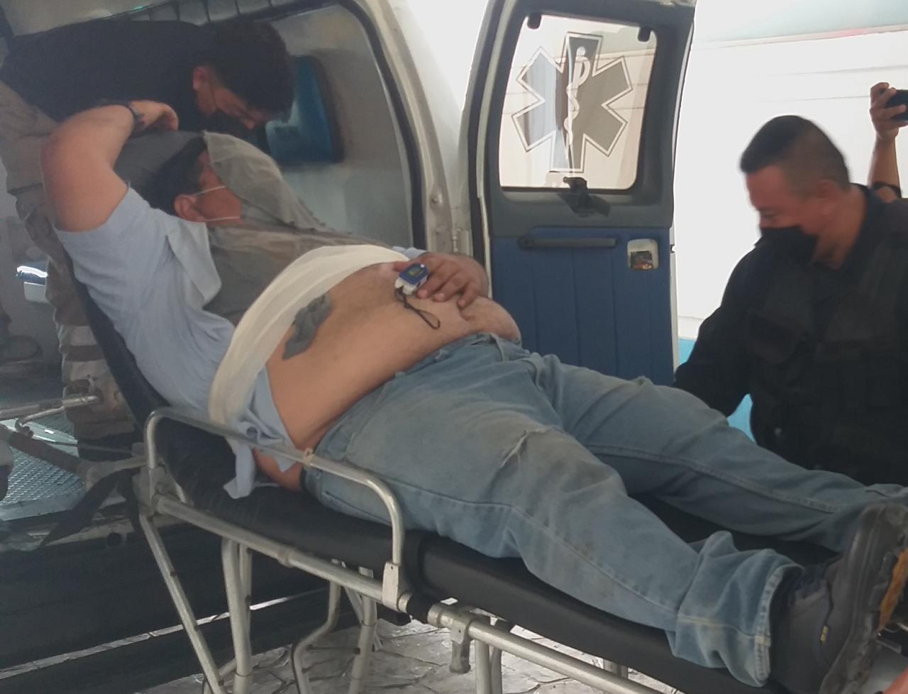 Balean a empleado en asaltoa gasera en la Leona Vicario de Cancún (VIDEO); los responsables huyeron en una camioneta y una moto.