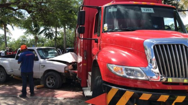 Choca contra un camión en la Zona Hotelera de Cancún.