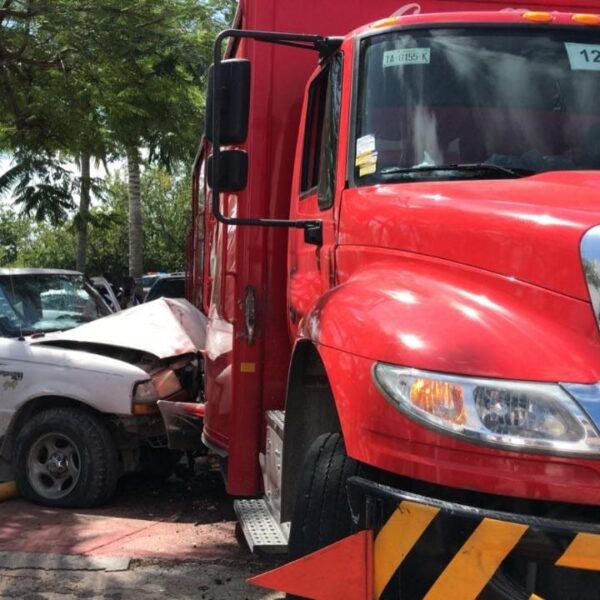 Choca contra un camión en la Zona Hotelera de Cancún.