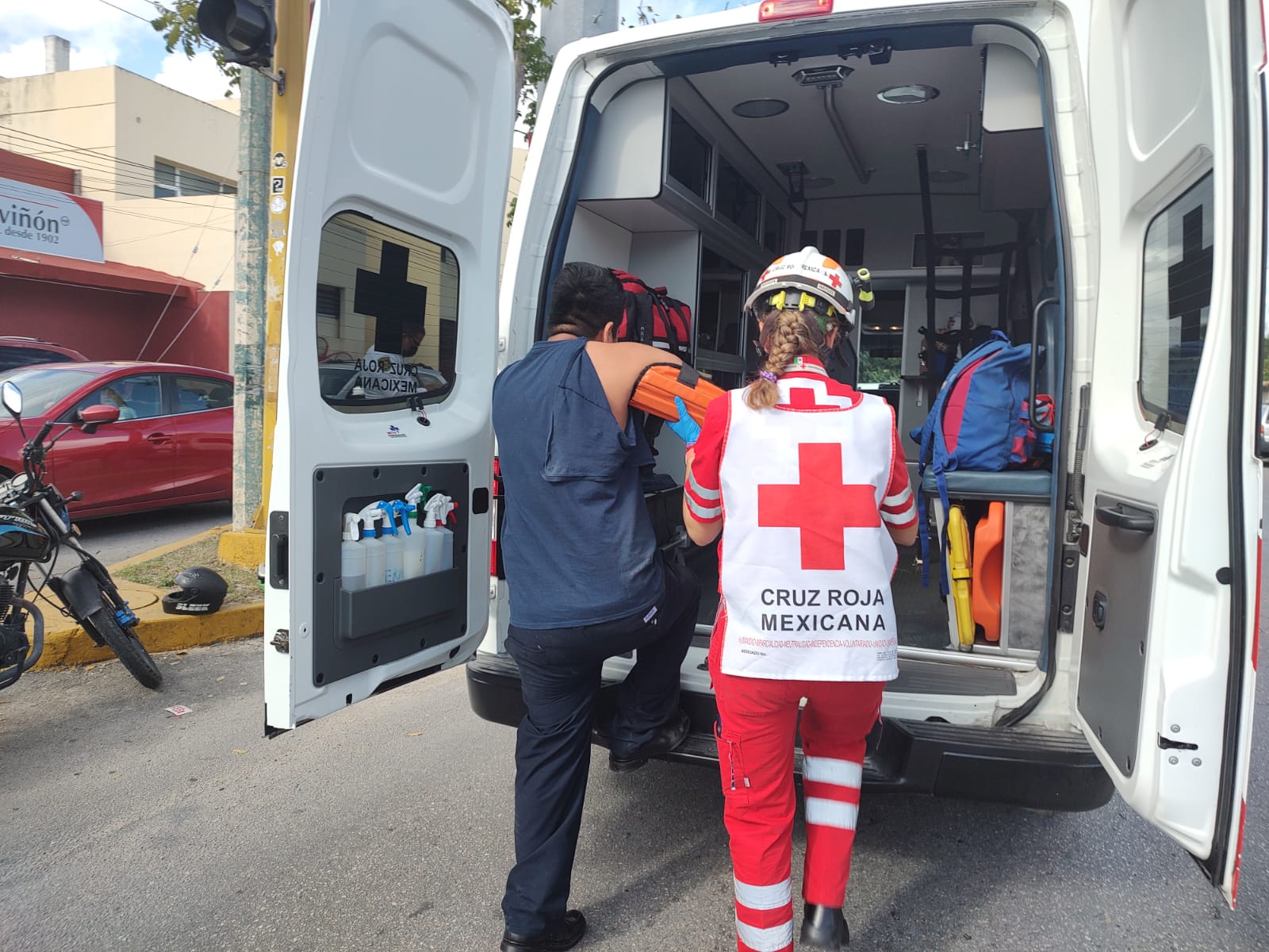 Familia resulta lesionada en choque en la Nichupté y Chac Mool; conductora de una camioneta presuntamente le cerró el paso a su motocicleta.
