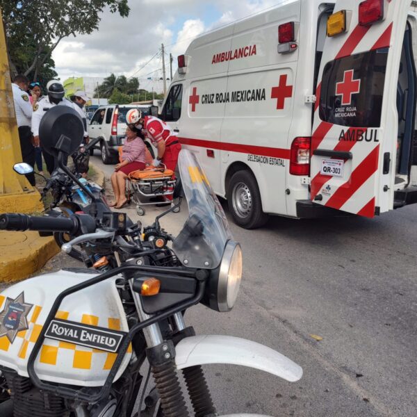 Familia resulta lesionada en choque en la Nichupté y Chac Mool (VIDEO).