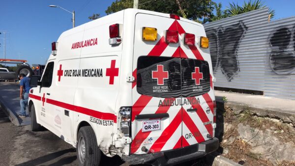 Choca contra ambulancia en la avenida 20 de Noviembre (VIDEO).