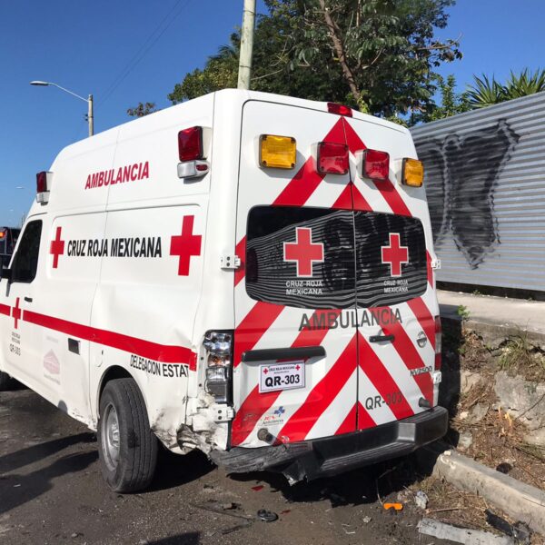 Choca contra ambulancia en la avenida 20 de Noviembre (VIDEO).