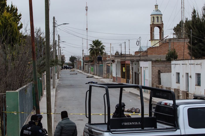 La Fiscalía de Zacatecas confirmó el hallazgo de 10 cuerpos tirados sobre la Avenida Principal de la comunidad Pardillo III, en el municipio de Fresnillo, de otros seis encontrados en una bodega de Pánfilo Natera y uno más en Guadalupe.