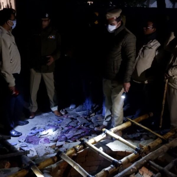 Mueren 13 mujeres al caer en pozo durante boda en India.