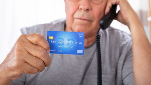 Son los adultos mayores los más afectados por fraudes bancarios.