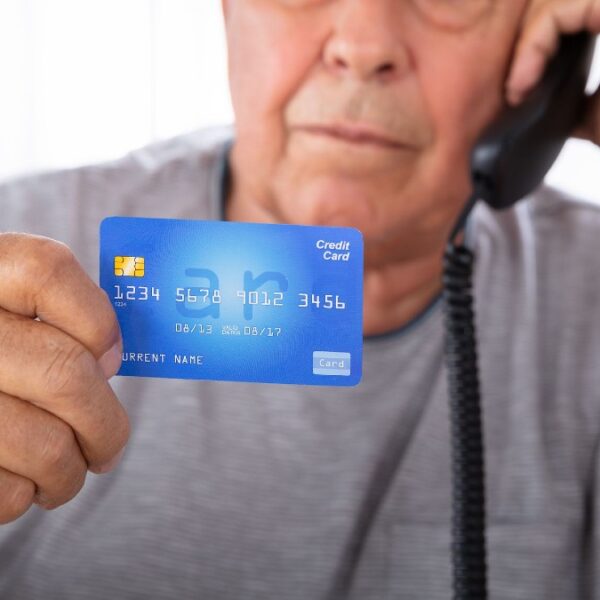 Son los adultos mayores los más afectados por fraudes bancarios.