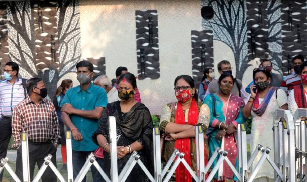 Mueren 13 mujeres al caer en pozo durante boda en India; un viejo bloque sostenido por barras de hierro, se rompió a causa del peso.