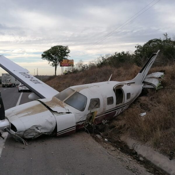 Se desploma avioneta sobre autopista Mazatlán-Culiacán (VIDEO).