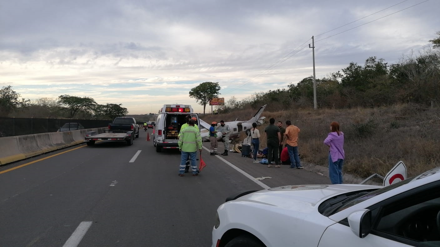 Se desploma avioneta sobre la autopista Mazatlán-Culiacán (VIDEO); los cuatro ocupantes resultaron ilesos, a pesar de lo aparatoso del percance.
