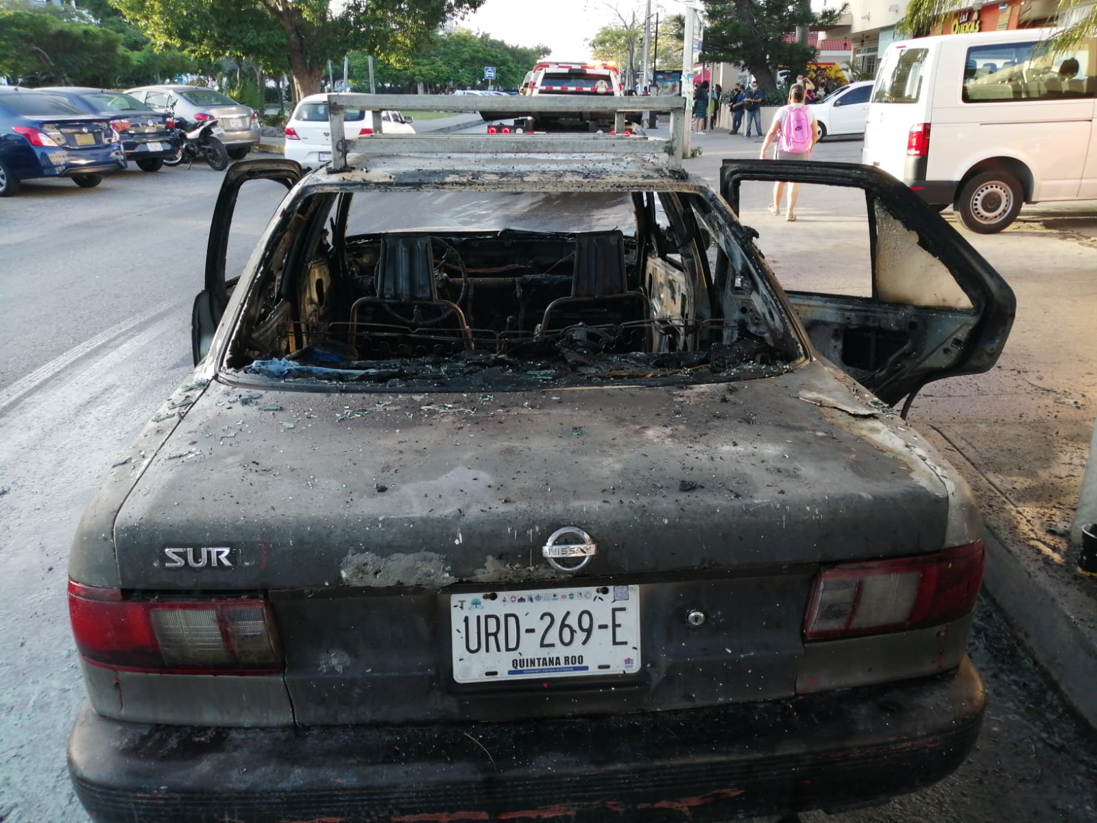 Se quema un vehículo en la avenida Tulum; un Tsuru, que fue abandonado por su conductor, fue pérdida total.