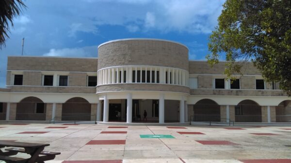 Dotan de autonomía a la Universidad de Quintana Roo.