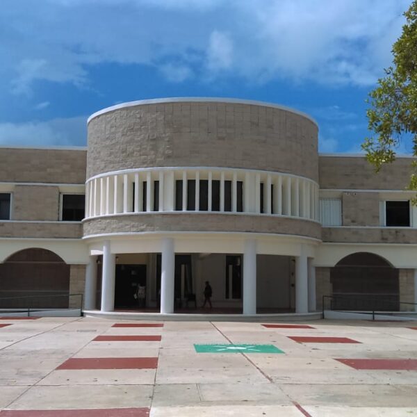 Dotan de autonomía a la Universidad de Quintana Roo.