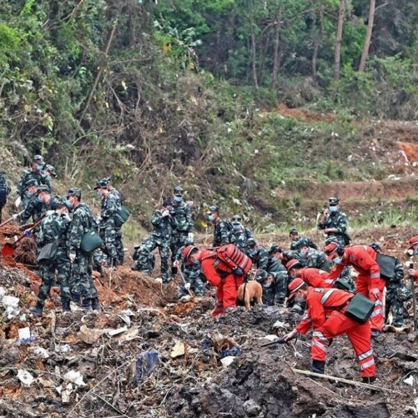 Hallan restos humanos en la zona donde se estrello avió de China Eastern Airlines.