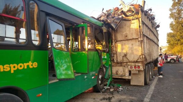 Deja 35 heridos choque de camiones en carretera de Jalisco.