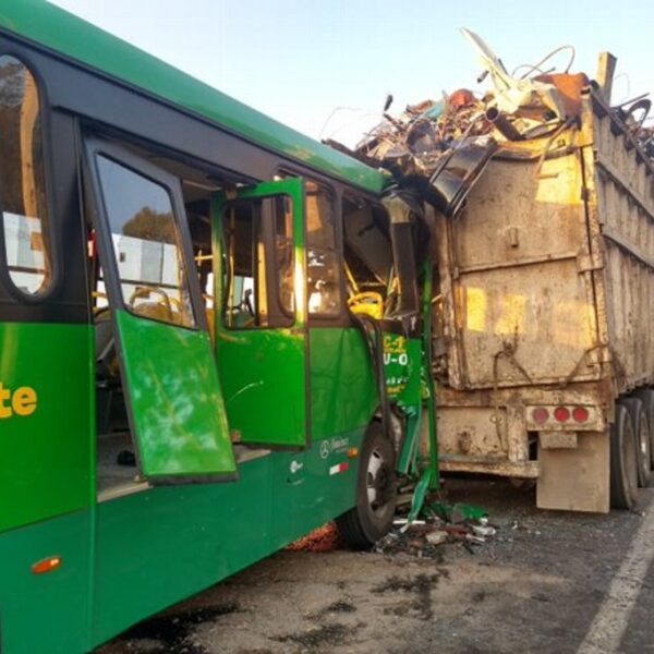 Deja 35 heridos choque de camiones en carretera de Jalisco.