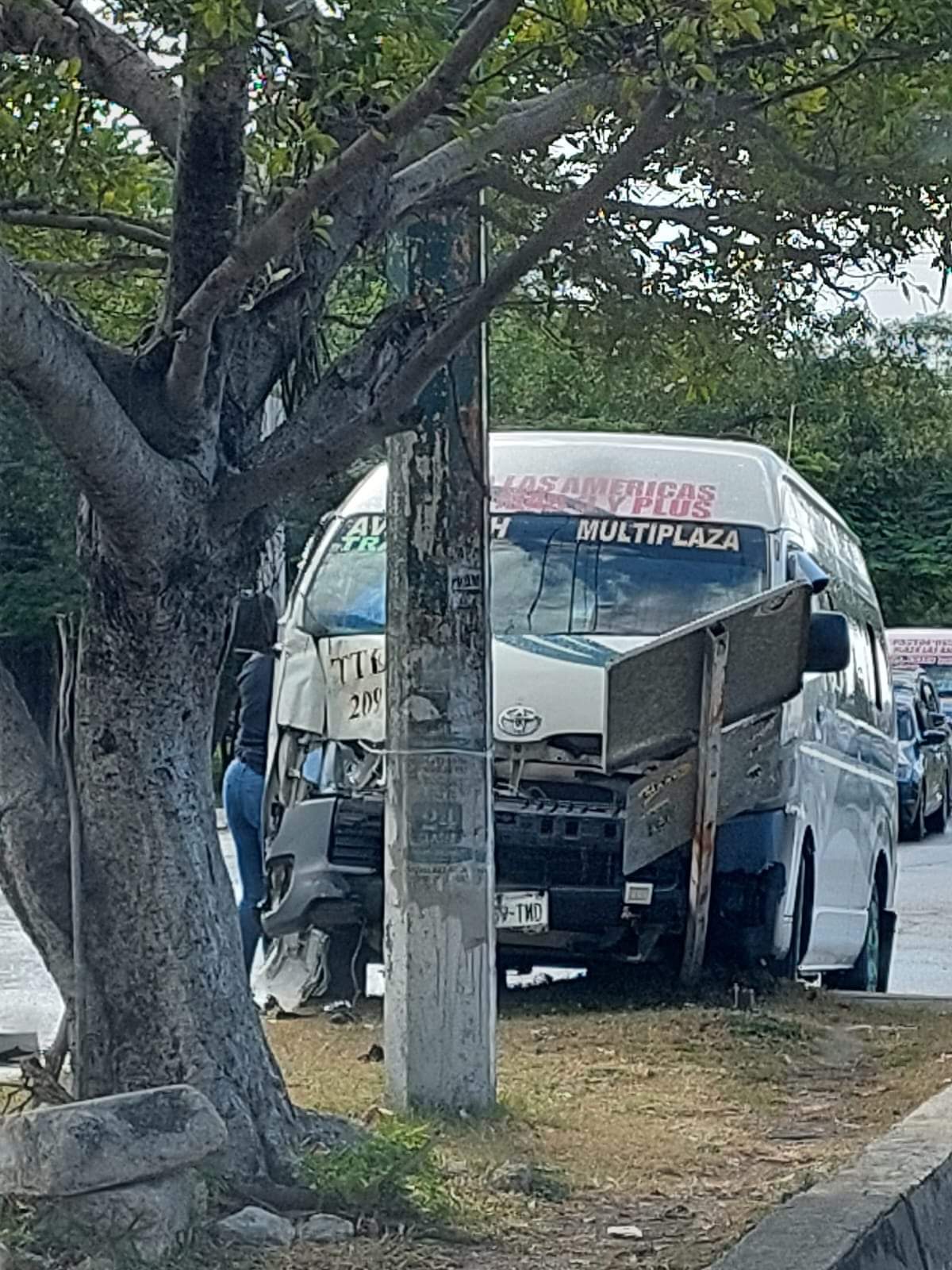 Encontronazo de combis en la Kabah y Ruta 4 de Cancún (VIDEO); varios pasajeros resultaron lesionados por la imprudencia de choferes.