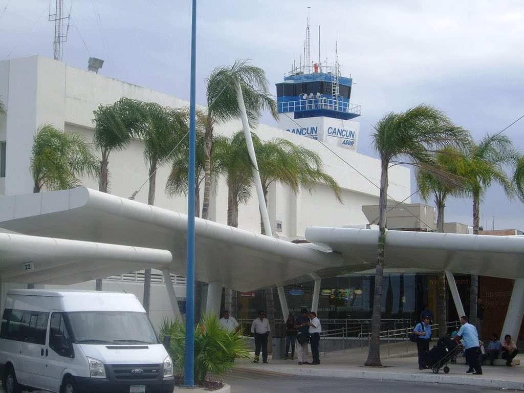 Descartan autoridades balacera en el Aeropuerto de Cancún; atribuyen los hechos a un desperfecto en una máquina transportadora de equipaje.