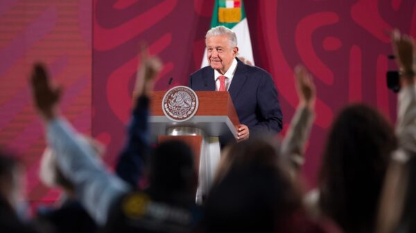 “Ya no se usan sobres amarillos, ahora son transferencias”, AMLO a Derbez