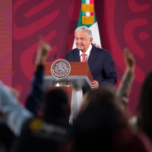 “Ya no se usan sobres amarillos, ahora son transferencias”, AMLO a Derbez