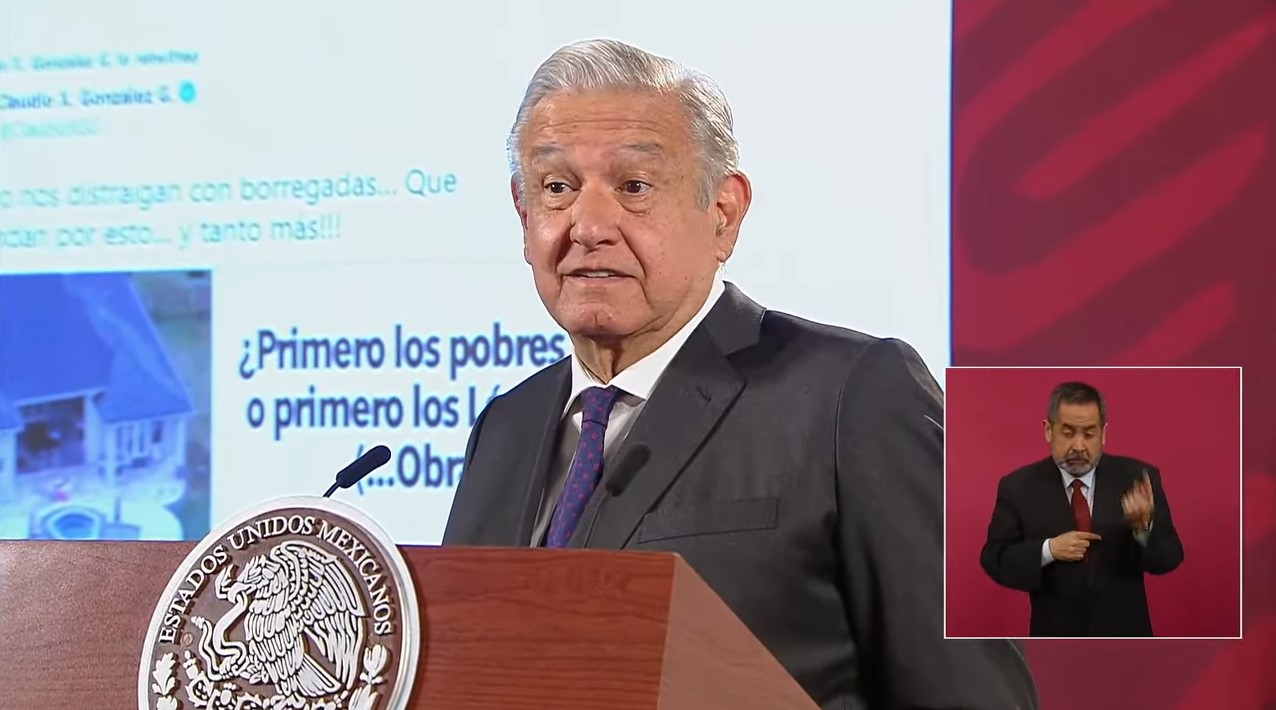 Critica el presidente los tuits de Claudio X. González, lo acusa de hipócrita y doble moral, lo único que busca es no volver a pagar impuestos, dijo AMLO.