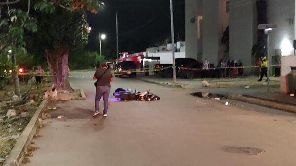 Motociclista en Cancún muere al derrapar y chocar contra árbol