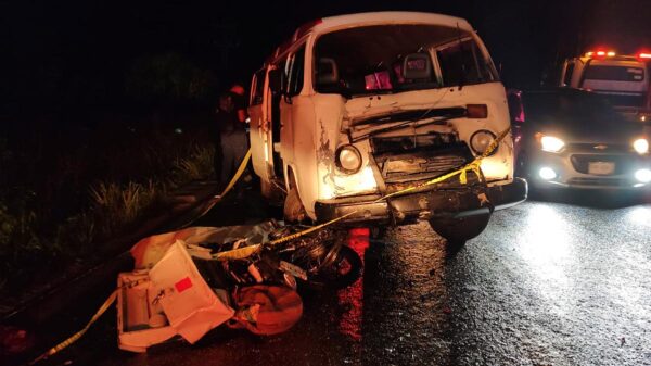 Trágico accidente en vía Cancún-Leona deja un muerto y 2 heridos