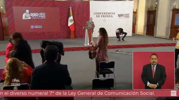 Alerta sísmica interrumpe la mañanera de AMLO