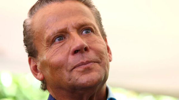 Alfredo Adame se accidenta en motocicleta y sufre fuerte quemadura