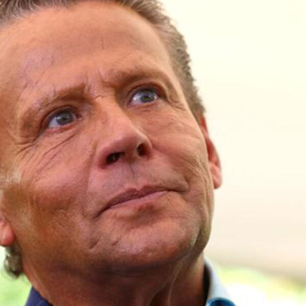 Alfredo Adame se accidenta en motocicleta y sufre fuerte quemadura