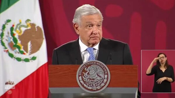 Va AMLO por federalización del INE y eliminación de "pluris"